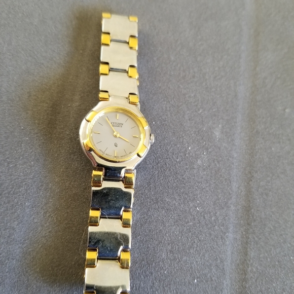 Ladies Citizen Quartz watch main image 4